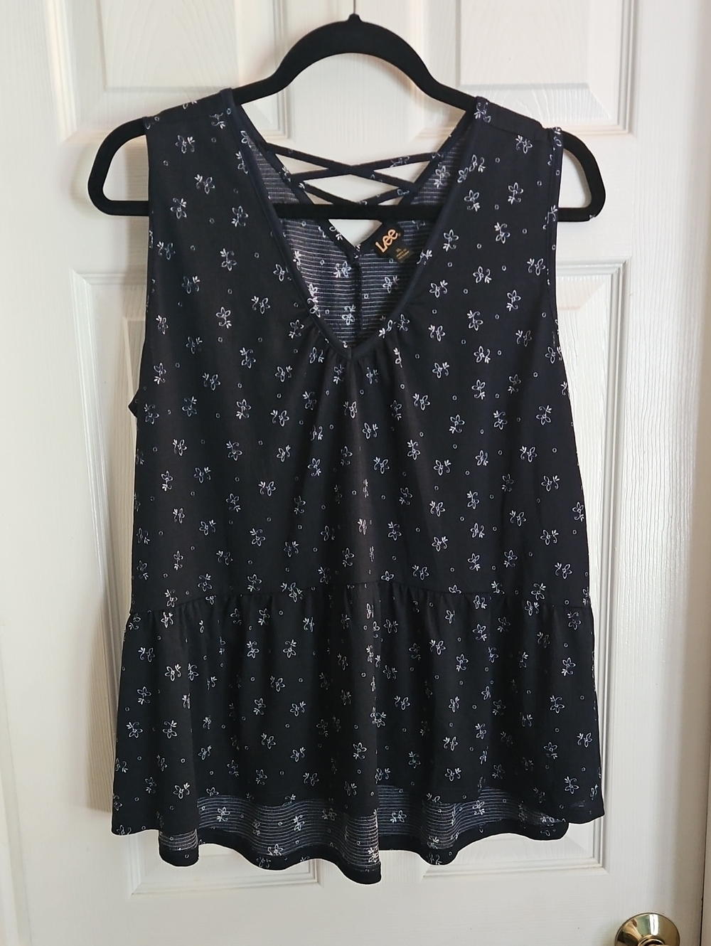 Lee Navy Sleeveless Floral V-Neck Tank with Crisscross Back Sz Large